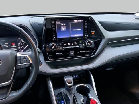Used 2022 Toyota Highlander XLE FWD image 7
