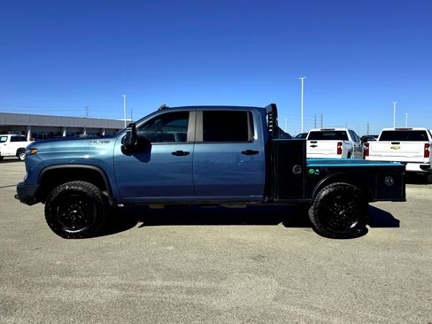 Used 2024 Chevrolet Silverado 2500 ZR2 w/ Technology Package image 11