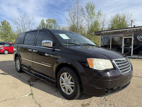 Used 2010 Chrysler Town & Country Limited image 3