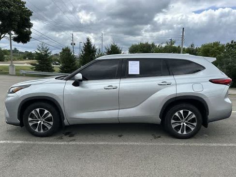 Used 2020 Toyota Highlander XLE AWD/4WD image 2