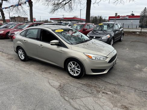 Used 2016 Ford Focus SE image 2