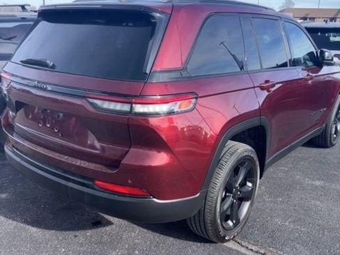 Used 2025 Jeep Grand Cherokee Altitude image 3