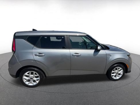 Used 2025 Kia Soul LX w/ LX Technology Package FWD image 16