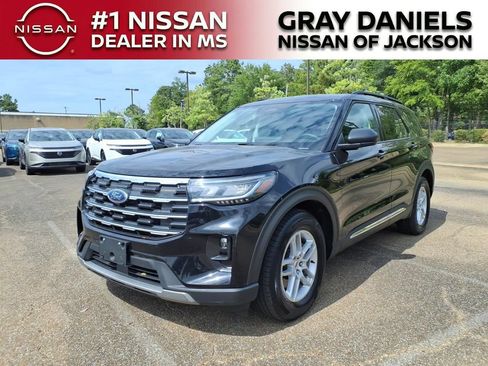 Used 2025 Ford Explorer Active w/ Active Comfort Package RWD image 3