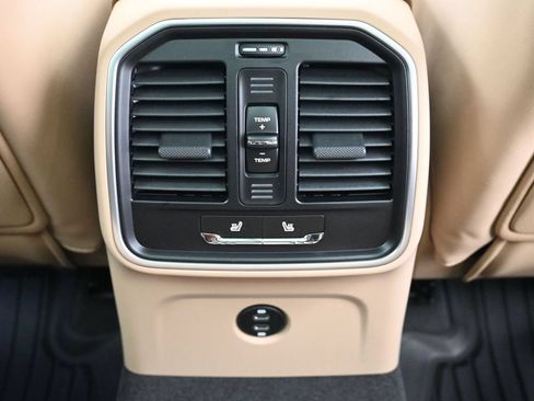 Certified 2026 Porsche Macan AWD/4WD image 8
