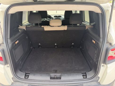 Used 2015 Jeep Renegade Latitude FWD image 9
