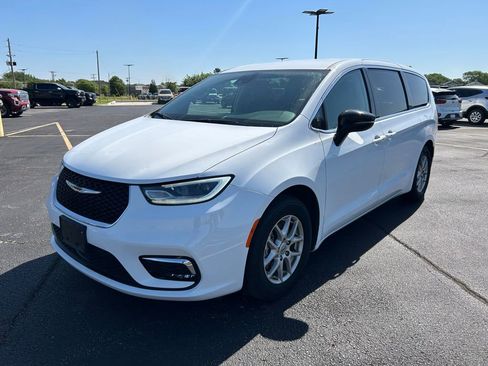 Used 2024 Chrysler Pacifica Touring-L FWD image 7