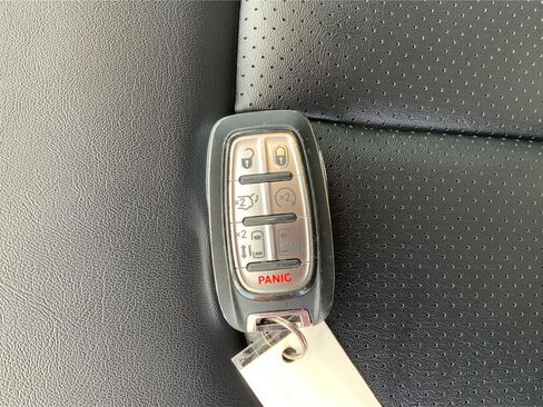 Used 2024 Chrysler Pacifica Touring-L FWD image 36