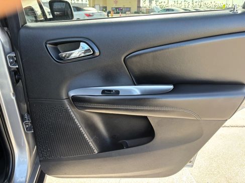 Used 2017 Dodge Journey SXT w/ Comfort/Convenience Group image 28