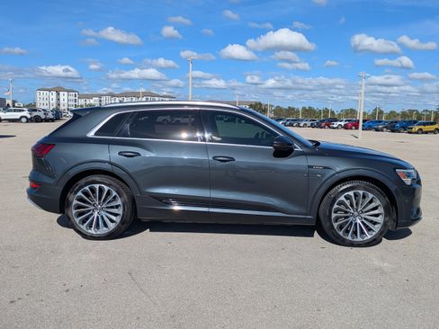 Used 2019 Audi e-tron Prestige w/ Prestige Package image 4