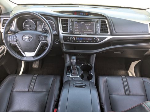 Used 2019 Toyota Highlander SE FWD image 14