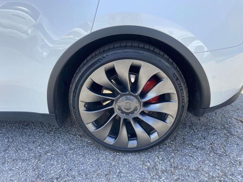 Used 2022 Tesla Model Y Performance AWD/4WD image 9