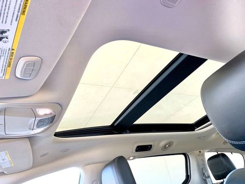 Used 2024 Chrysler Pacifica Limited FWD image 14