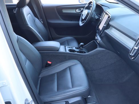 Used 2025 Volvo XC40 B5 Core image 36