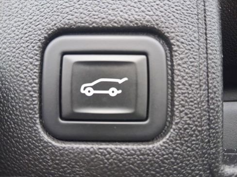 Used 2023 GMC Terrain SLT image 14