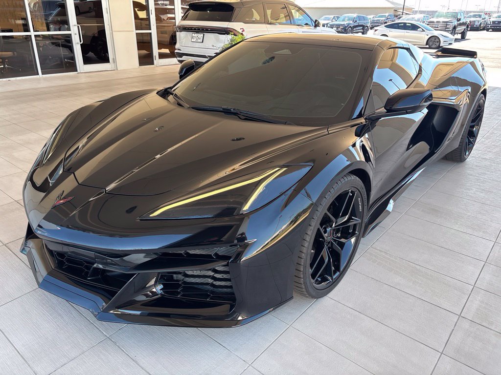 Used 2025 Chevrolet Corvette Z06 RWD image 3