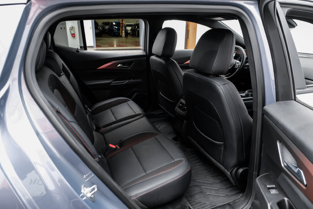 Used 2024 Chevrolet Equinox EV RS w/ LPO, Trailering Package FWD image 35