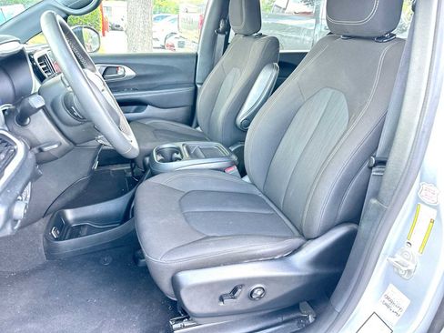 Used 2023 Chrysler Pacifica Touring FWD image 17
