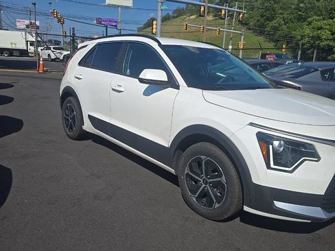 Used 2025 Kia Niro LX FWD image 2
