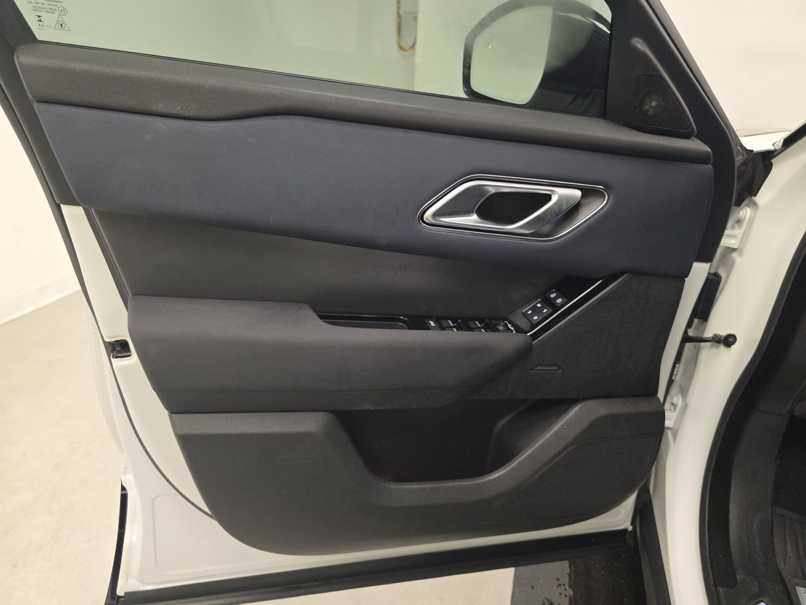Used 2025 Land Rover Range Rover Velar Dynamic SE AWD/4WD image 3