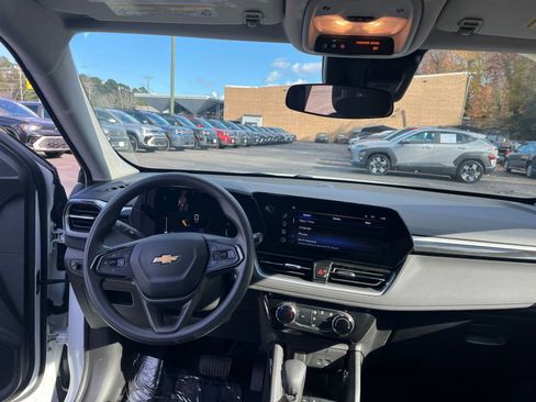 Used 2025 Chevrolet TrailBlazer LT image 30