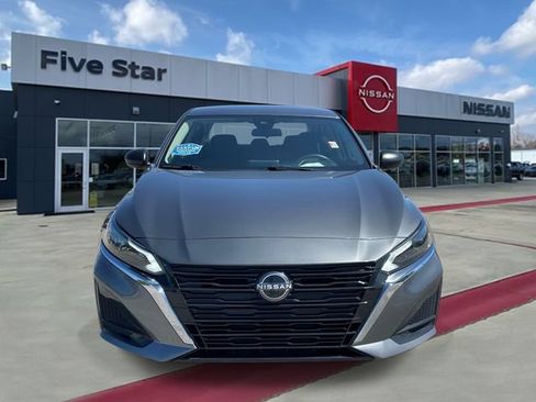Used 2024 Nissan Altima 2.5 SV FWD image 2