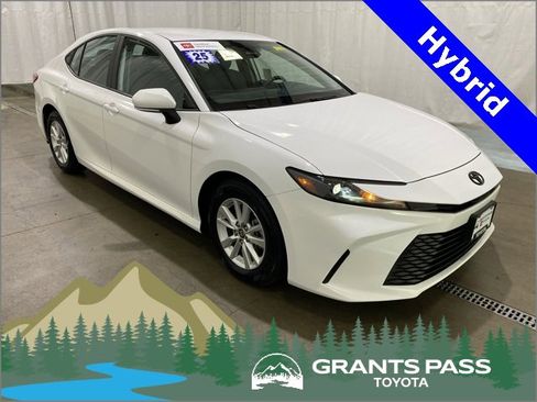 Certified 2025 Toyota Camry LE image 1
