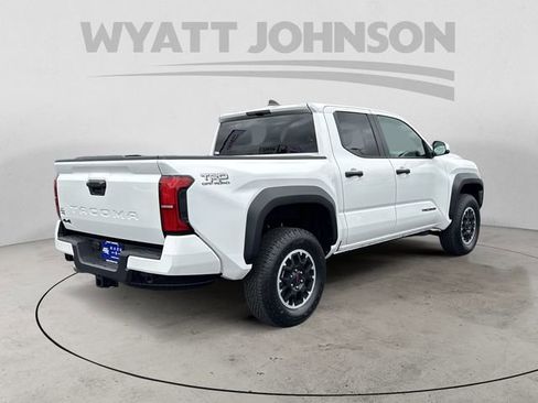 Used 2025 Toyota Tacoma TRD Off-Road AWD/4WD image 5