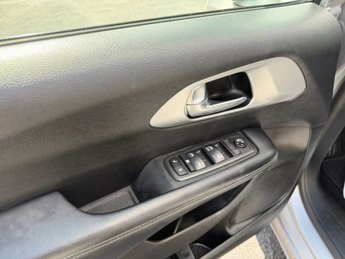 Used 2019 Chrysler Pacifica Touring-L w/ S Appearance Package FWD image 10