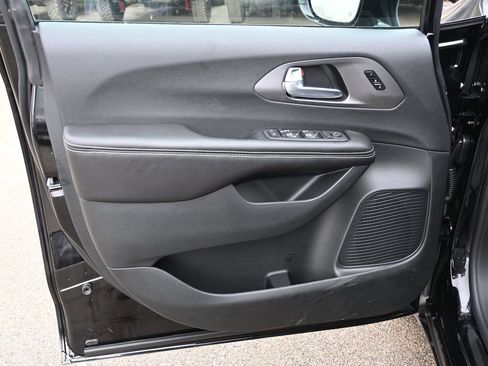 New 2026 Chrysler Pacifica Select w/ S Appearance Package image 7