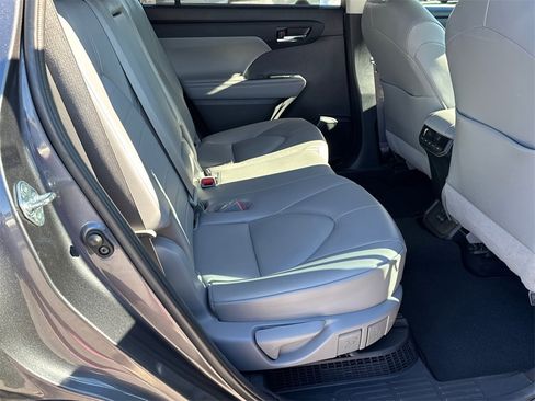 Certified 2022 Toyota Highlander XLE image 15