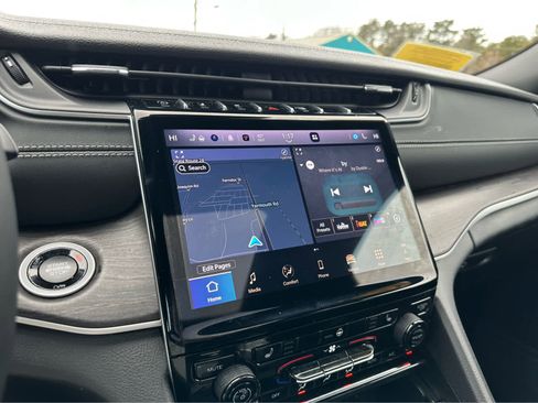 Used 2025 Jeep Grand Cherokee Limited image 17