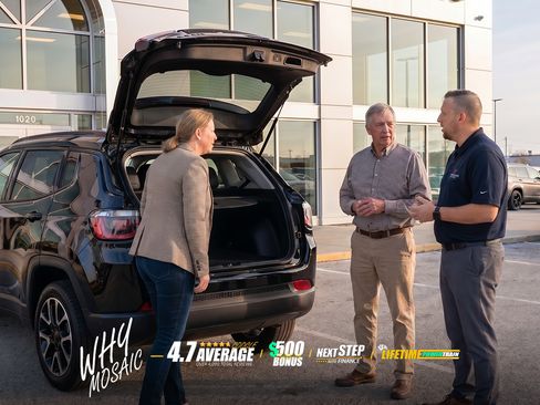 Used 2017 Chrysler Pacifica Touring-L w/ Tire & Wheel Group FWD image 11