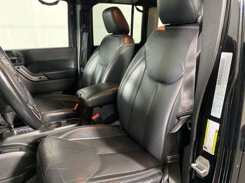 Used 2018 Jeep Wrangler Unlimited Sahara AWD/4WD image 13
