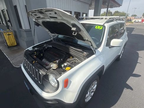 Used 2017 Jeep Renegade Latitude FWD image 10