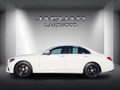 Used 2017 Mercedes-Benz E 300 4MATIC image 2