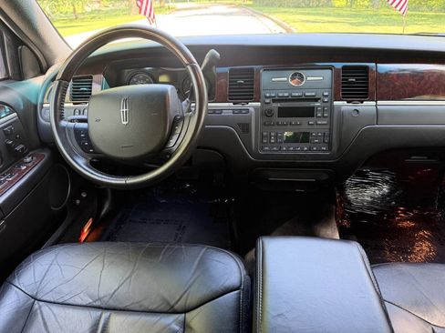 Used 2006 Lincoln Town Car Signature L RWD image 18