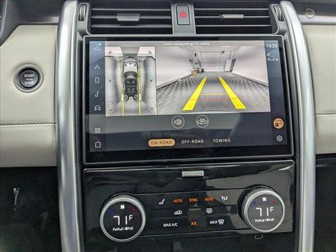 Used 2025 Land Rover Discovery Metropolitan Edition image 18