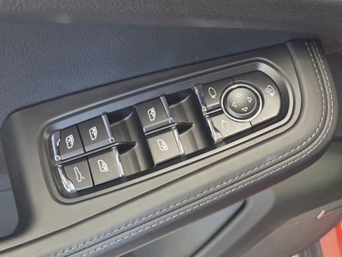 Certified 2025 Porsche Macan image 15