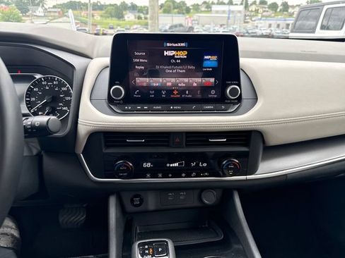 Used 2025 Nissan Rogue SV FWD image 18