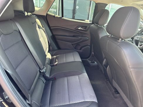 Used 2025 Chevrolet Trax LT w/ LT Convenience Package FWD image 13