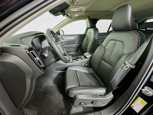 Used 2025 Volvo XC40 B5 Plus image 13