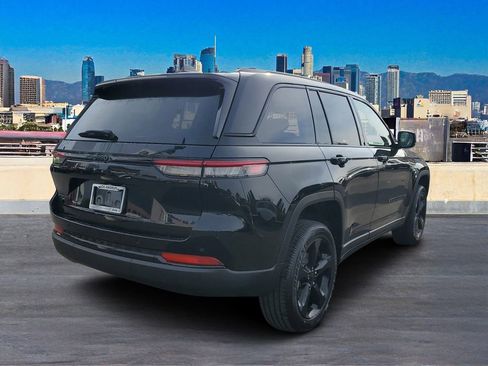New 2025 Jeep Grand Cherokee Altitude image 4
