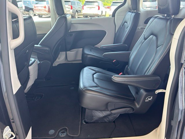Used 2023 Chrysler Pacifica Touring-L FWD image 19