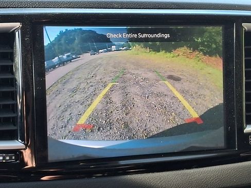 Used 2024 Chrysler Pacifica Touring-L FWD image 18