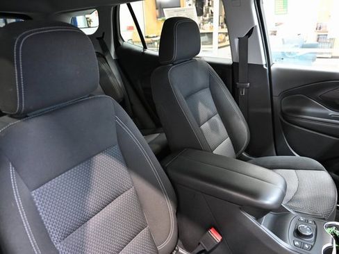 Used 2023 GMC Terrain SLE w/ Driver Convenience Package image 8