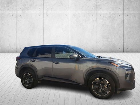 Used 2024 Nissan Rogue SV image 3