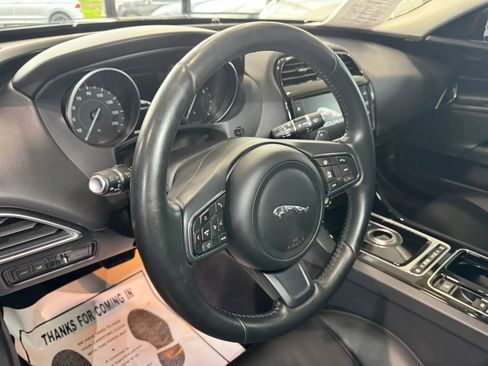 Used 2018 Jaguar XE Premium image 25