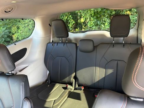 Used 2019 Chrysler Pacifica Touring-L w/ Advanced Safetytec Group FWD image 11