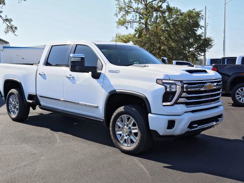 Used 2024 Chevrolet Silverado 2500 High Country w/ High Country Premium Package AWD/4WD image 2